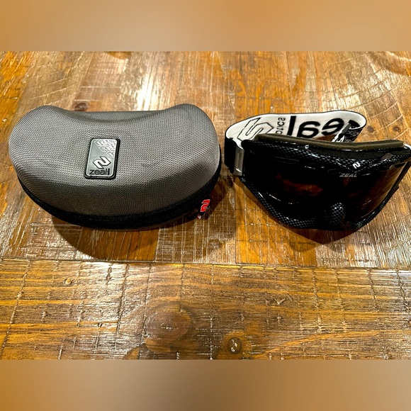 ZEAL Ski Goggles and Case - Picture 4 of 12